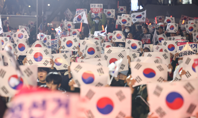 28일 서울 종로구 동화면세점 앞에서 대통령국민변호인단 주최로 열린 3.1절 전야집회 청년 만민공동회에서 참석자들이 구호를 외치고 있다. 연합뉴스