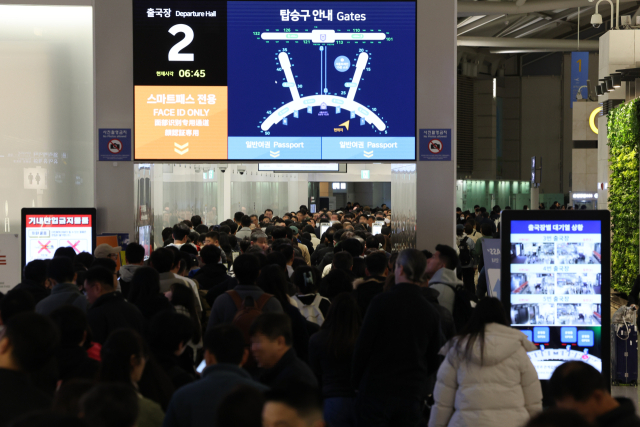 연휴가 시작된 1일 인천국제공항 제1여객터미널 출국장에서 승객들이 탑승 수속을 위해 줄을 서고 있다. 연합뉴스