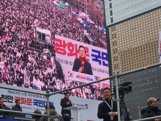 윤 대통령의 변호인 석동현 변호사가 오후 1시 25분쯤 광화문을 찾아 참석자를 향해 윤 대통령의 메시지를 대신 전했다. 배주현 기자