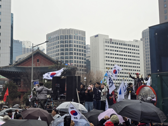 윤석열 대통령 탄핵을 반대하는 전국의 대학생들이 3·1절을 맞아 서울 혜화역부터 종각역까지 거리행진을 이어갔다. 박성현 기자