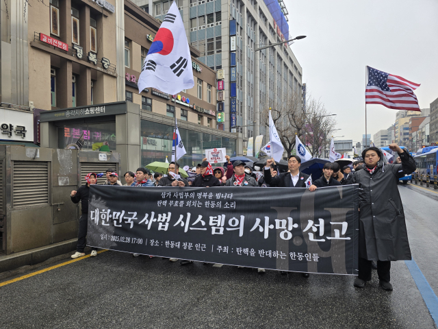 윤석열 대통령 탄핵을 반대하는 전국의 대학생들이 3·1절을 맞아 서울 혜화역부터 종각역까지 거리행진을 이어갔다. 박성현 기자