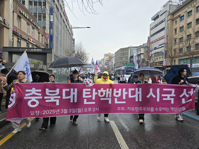 윤석열 대통령 탄핵을 반대하는 전국의 대학생들이 3·1절을 맞아 서울 혜화역부터 종각역까지 거리행진을 이어갔다. 박성현 기자