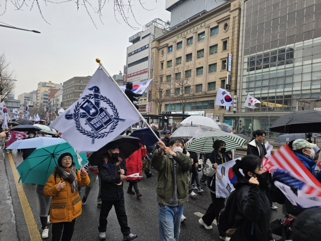 윤석열 대통령 탄핵을 반대하는 전국의 대학생들이 3·1절을 맞아 서울 혜화역부터 종각역까지 거리행진을 이어갔다. 박성현 기자