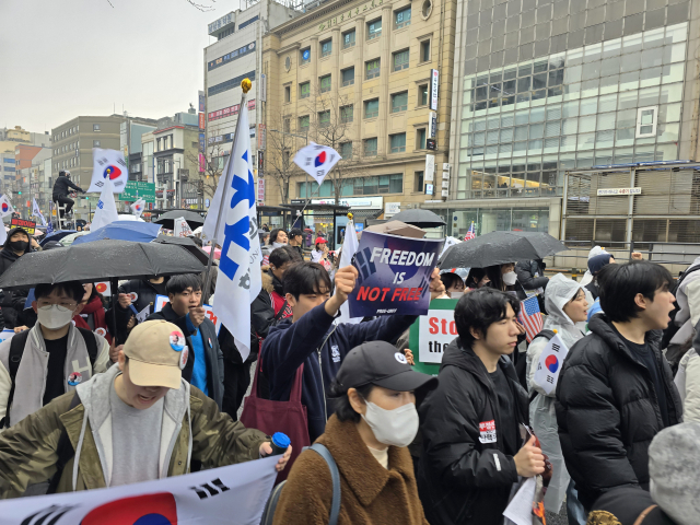 윤석열 대통령 탄핵을 반대하는 전국의 대학생들이 3·1절을 맞아 서울 혜화역부터 종각역까지 거리행진을 이어갔다. 박성현 기자