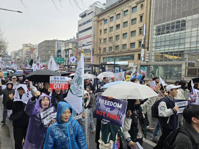 윤석열 대통령 탄핵을 반대하는 전국의 대학생들이 3·1절을 맞아 서울 혜화역부터 종각역까지 거리행진을 이어갔다. 박성현 기자