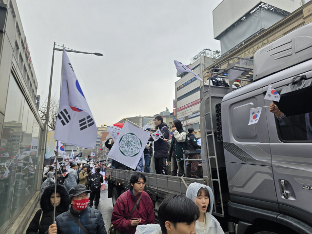 윤석열 대통령 탄핵을 반대하는 전국의 대학생들이 3·1절을 맞아 서울 혜화역부터 종각역까지 거리행진을 이어갔다. 박성현 기자