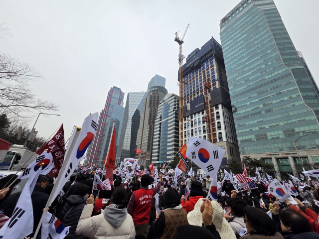 1일 오후 1시 서울 여의대로에서 보수성향 기독교단체 세이브코리아가 주최하는 탄핵 반대 집회가 열렸다. 김유진 기자