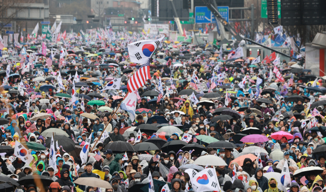 1일 서울 세종대로에서 대한민국바로세우기국민운동본부가 윤석열 대통령 탄핵 반대 집회를 하고 있다. 연합뉴스