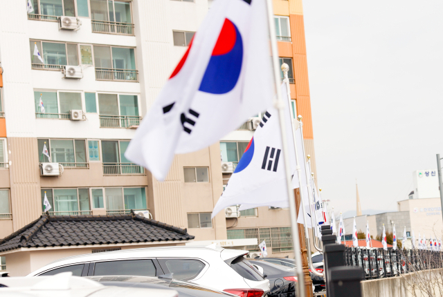 칠곡군 왜관읍 무성아파트 주민들은 3·1절을 맞아 각 가정의 베란다뿐만 아니라, 아파트 울타리에도 자발적으로 태극기를 게양하며 공동체의 애국심을 드높였다. 칠곡군 제공