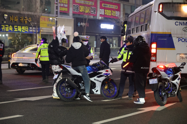 삼일절인 1일 오전 충남 천안시 동남구 신부동 일대에 폭주 행위가 벌어져 단속에 나선 경찰이 오토바이 운전자들의 번호판과 면허증 등을 확인하고 있다. 연합뉴스