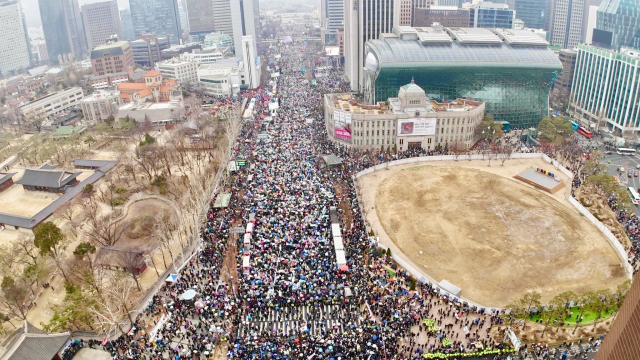 대한민국바로세우기국민운동본부(대국본)가 1일 서울 광화문 일원에서 주최한 국민대회에는 전국 개신교 교회, 대학생 단체, 안보시민단체 총연합, 자유통일당, 여당 인사 등 500여만 명이 참가했다. 대국본 제공