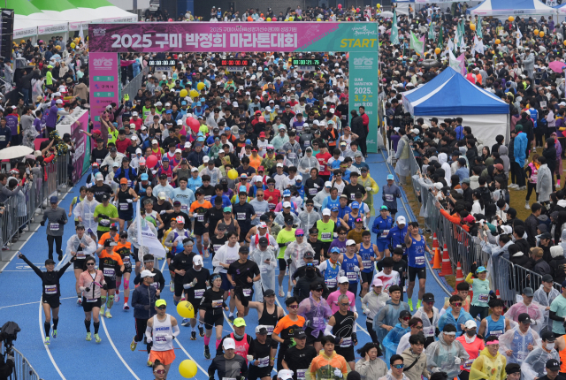 구미아시아육상경기선수권대회 성공개최를 위한 2025 구미 박정희 마라톤대회가 2일 구미시민운동장에서 열린 가운데 하프코스 참가자들이 힘찬 출발을 하고 있다. 김영진 기자 kyjmaeil@imaeil.com