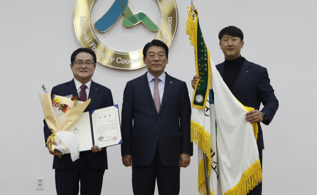 정영기(왼쪽 첫번째) 봉화군산림조합장이 대상을 수상하고 있다. 산림조합 제공