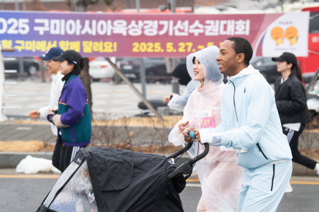 2025 구미박정희마라톤대회는 유모차와 함께 달린 참가자들이 눈길을 끌었다. 구미시 제공