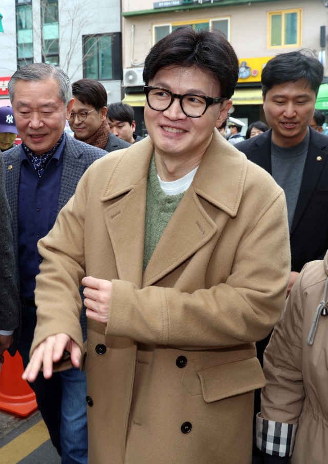 두 달여 만에 공개 행보에 나선 국민의힘 한동훈 전 대표가 2일 오후 서울 종로구 대학로 한 극장에서 제2연평해전을 다룬 연극 