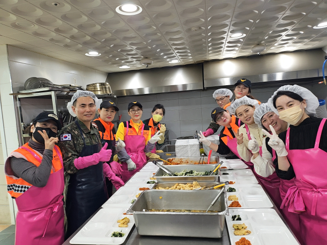 경북 구미 옥계 여성의용소방대가 지난달 28일 구미시종합사회복지관에서 예비군 동대장과 함께 무료급식 봉사활동을 실시했다. 구미 여성의용소방대 제공