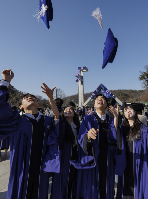 26일 서울 관악구 서울대학교에서 열린 제79회 전기학위수여식에 참석한 졸업생들이 학사모를 던지며 또 다른 시작인 졸업을 자축하고 있다. 연합뉴스