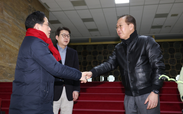 국민의힘 권영세 비상대책위원장(오른쪽)이 2일 서울 여의도 국회 로텐더홀에서 마은혁 헌법재판관 추가 임명에 반대하며 단식농성에 돌입한 박수영 의원을 만나고 있다. 박 의원은 