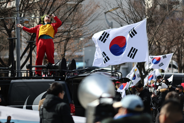 3일 서울 중앙대학교 정문에서 탄핵 반대 집회가 열리고 있는 가운데 