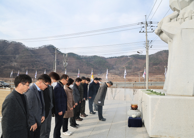 오도창 영양군수와 관계자들이 지난 1일 영양군 청기면 망미공원에 있는 3·1의거 기텸참을 찾아 순국선열에게 참배하고 있다. 영양군 제공