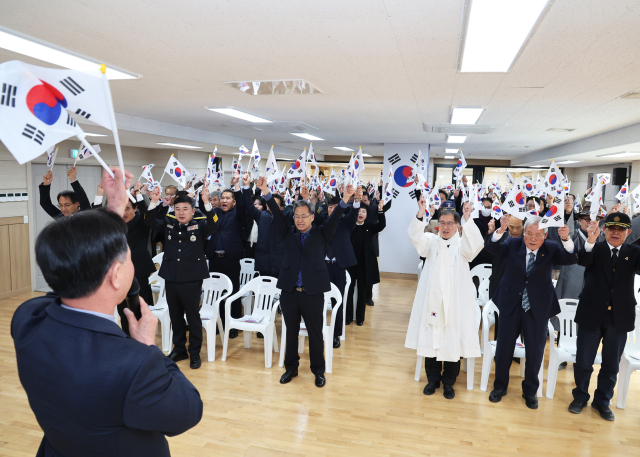 지난 1일 영양군 청기면 복지회관에서 열린 3·1절 기념식에서 김영범 영양군의장의 만세삼창에 호응하며 내빈과 관계자들이 만세를 외치고 있다. 영양군 제공