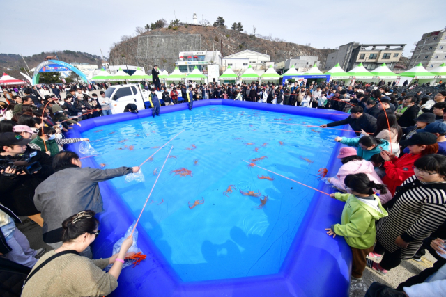 2025 울진대게와 불긍내데축제 중 관광객들이 대게낚시를 하고있다. 울진군 제공