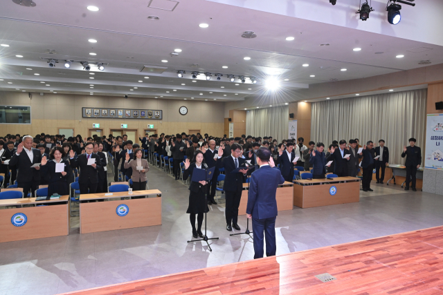 4일 경북교육청 웅비관에서 진행된 고위공직자 청렴 실천 결의대회에서 체육건강과 장인정 장학사와 재무과 이미영 주무관이 대표로 서약문을 선창했고, 직원들이 오른손을 들어 청렴 실천 의지를 표명하고 있다. 경북교육청 제공