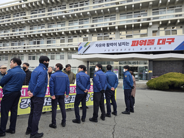 5일 대구시 산격청사 앞에서 지역 환경단체가 철새 도래기에 달성습지에서 관광 보행교 설치 공사를 추진하는 대구시를 규탄했다. 김지효 기자