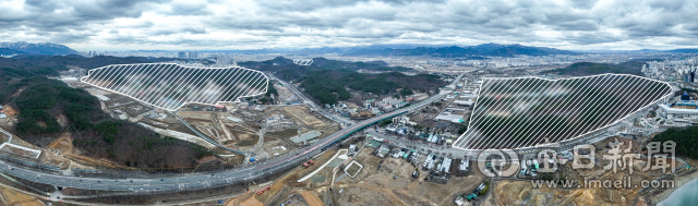 대구 도심 군부대 통합 이전지가 군위군으로 결정됐다. 5일 수성구 연호네거리 상공에서 5군수지원사령부(오른쪽 표시)와 공군 방공포병학교(왼쪽), 제2작전사령부(가운데 위) 인근 일대를 촬영한 모습. 안성완 기자 asw0727@imaeil.com