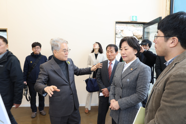 송미령 농림축산식품부 장관이 5일 청도군을 방문한 가운데 김하수 청도군수가 빈집정책에 대해 설명하고 있다. 청도군 제공