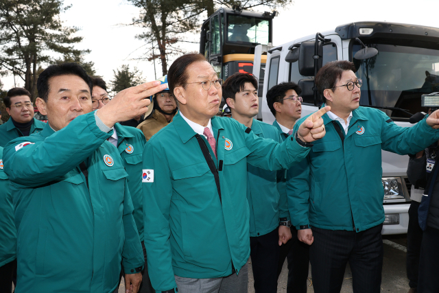 국민의힘 권영세 비상대책위원장(가운데)이 6일 경기도 포천시 이동면 노곡리 공군 전투기 폭탄 오발 사고 현장을 둘러 보고 있다. 연합뉴스