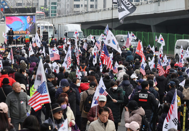법원이 윤석열 대통령의 구속 취소 청구를 받아들인 7일 서울 용산구 한남동 관저 인근에서 지지자들이 윤석열 대통령의 석방을 촉구하고 있다. 연합뉴스