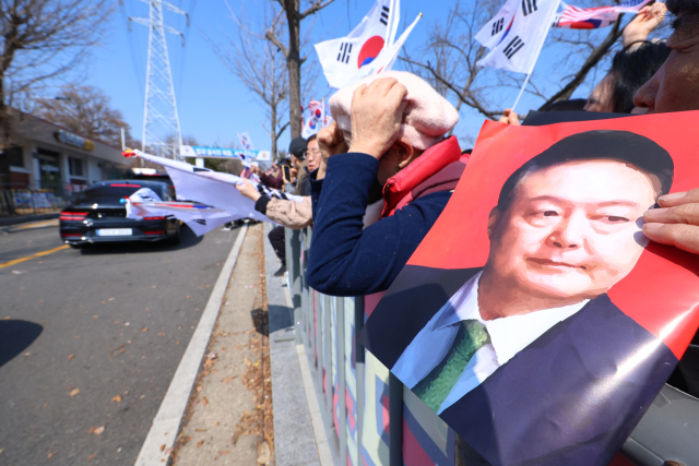 법원의 윤석열 대통령 구속 취소 결정을 두고 검찰의 입장 발표가 늦어지고 있는 가운데 8일 경기도 의왕시 서울구치소 앞에서 윤 대통령 지지자들이 석방을 기대하며 대기하고 있다. 연합뉴스