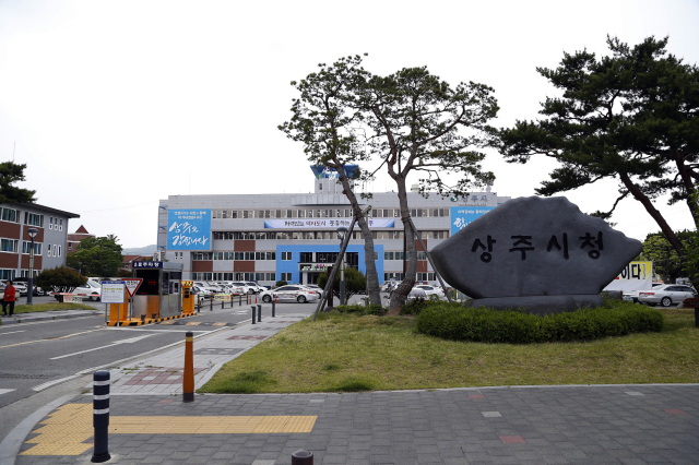 36년 된 상주시청 전경, 청사가 비좁아 일부 부서는 시청밖 민간건물을 엄대해 사용하고 있다. 고도현 기자