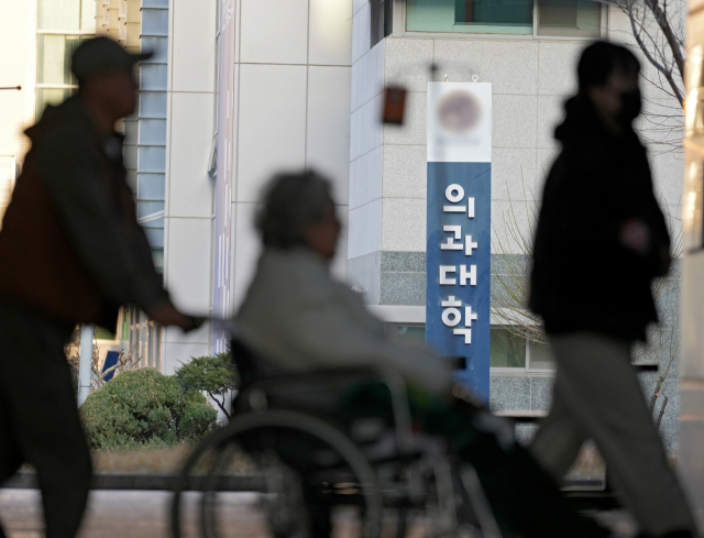 7일 대구 시내의 한 의과대학병원에서 환자가 발걸음을 옮기고 있다. 정부는 이날 3월 내 의대생들이 전원 복귀할 경우 2026학년도 모집 인원을 증원 이전 수준인 3천58명으로 동결하겠다고 밝혔다. 김영진 기자 kyjmaeil@imaeil.com