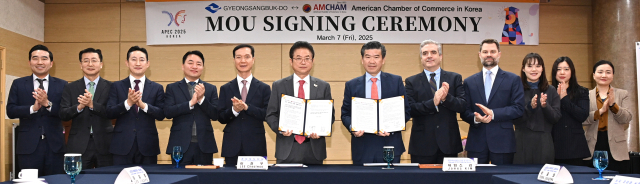 경북도는 지난 7일 주한미국상공회의소(AMCHAM)과 기업 투자유치를 위한 협력을 골자로 한 업무협약을 체결했다. 업무 협약 체결 후 이철우 경북도지사와 제임스 김 암참 회장 등이 기념촬영을 하고 있다. 경북도 제공.