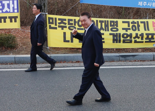 석방된 윤석열 대통령이 8일 경기도 의왕시 서울구치소 앞에서 경호차량에서 내려 지지자들에게 인사하고 있다. 그 옆으로는 김성훈 경호처 차장이 윤 대통령을 경호하며 이동하고 있다. 연합뉴스