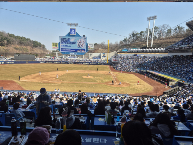 9일 삼성 라이온즈와 SSG 랜더스의 프로야구 시범경기가 열린 대구 삼성라이온즈파크 전경. 이날 관중이 몰려 좌석은 매진됐다. 채정민 기자