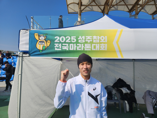 박현준(41) 씨가 2025 성주참외전국마라톤대회 10km 청년부 부문에서 32분 40초를 기록하며 우승을 차지했다. 이영광 기자