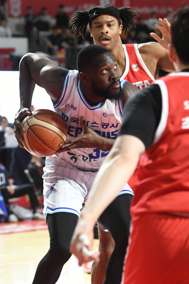 대구 한국가스공사 페가수스의 유슈 은도예가 9일 서울 잠실학생체육관에서 열린 KBL 2024-2025시즌 서울 SK 나이츠와의 경기에 출전해 골밑슛을 노리고 있다. KBL 제공