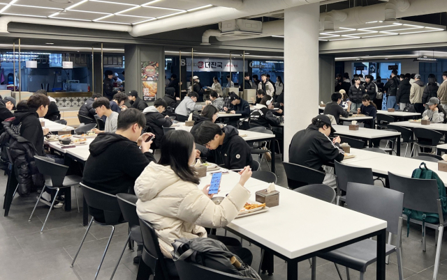 경북대 학생들이 천원의 아침밥을 먹고 있다. 경북대 제공