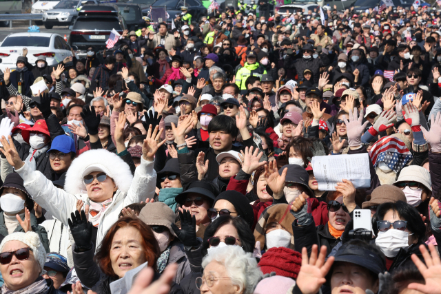 9일 서울 용산구 한남동 대통령 관저 인근에서 열린 사랑제일교회 연합 예배에서 참가자들이 예배를 드리고 있다. 연합뉴스