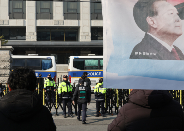 9일 윤석열 대통령에 대한 탄핵심판 선고를 앞둔 서울 종로구 헌법재판소 앞에서 경찰들이 근무를 하고 있다. 경찰은 탄핵 선고 당일 서울 시내에 기동대 192개 부대, 1만2천여명을 동원할 방침이었으나 윤 대통령 석방에 따라 추가 증원이 검토될 것으로 예상된다. 연합뉴스