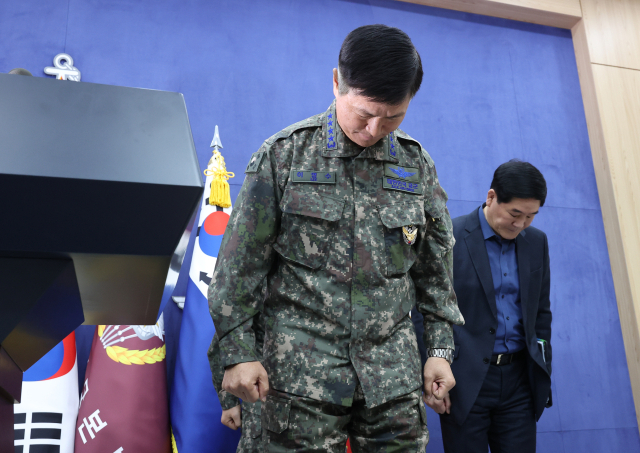 이영수 공군 참모총장이 10일 서울 용산구 국방부에서 열린 공군 KF-16 전투기 오폭사건과 관련한 기자회견에 입장해 고개 숙여 사과하고 있다. 연합뉴스