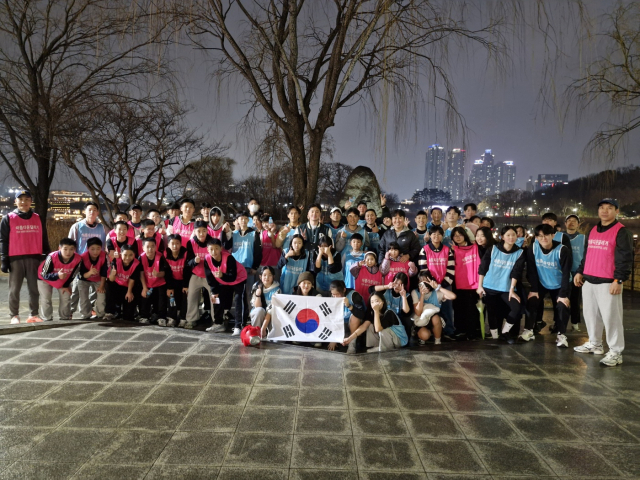 지난 3월 1일 오후 수성못 일대에서 3·1절 기념 아름다운 달리기 행사가 열렸다. 이날 이재훈 교사와 학생, 동료 교사, 주민 등 60여 명이 참여했다. 김영경 기자