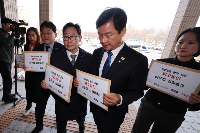 야당 의원들이 10일 심우정 검찰총장에 대한 직권남용 혐의 공동 고발장 제출을 위해 정부과천청사 고위공직자범죄수사처 민원실로 향하고 있다. 왼쪽부터 사회민주당 임명희 부대표, 조국혁신당 차규근 정책위의장, 더불어민주당 박범계 의원, 박균택 법률위원장, 진보당 홍희진 공동대표. 연합뉴스