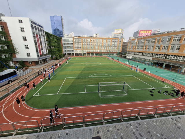 이재훈 교사는 학생, 동료 교사 및 지역 주민들과 함께 달리면서 기부도 하는 