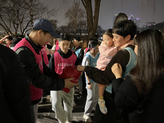 지난 3월 1일 오후 수성못 일대에서 3·1절 기념 아름다운 달리기 행사가 열렸다. 달리기 진행 후 참가자들이 자발적으로 기부를 하는 모습. 김영경 기자