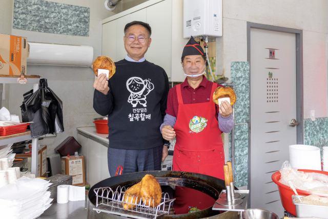 김재욱 칠곡군수(왼쪽)와 차태일 웰빙왕호떡 대표가 호떡을 들고 기념 촬영을 하고 있다. 칠곡군 제공