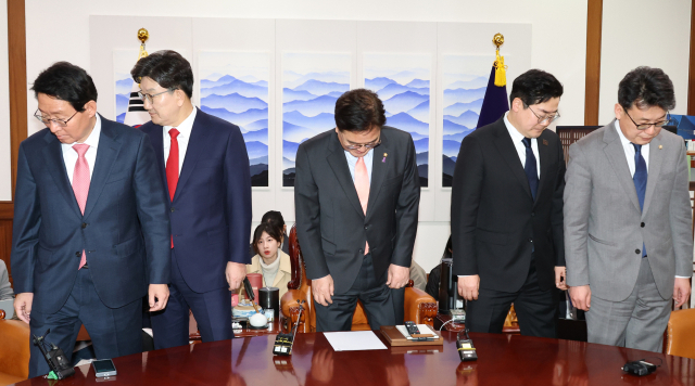 우원식 국회의장, 국민의힘 권성동 원내대표, 더불어민주당 박찬대 원내대표가 10일 서울 여의도 국회 의장실에서 열린 국정협의회에 앞서 기념 촬영을 마친 후 자리로 향하고 있다. 연합뉴스